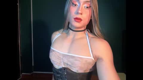 Layla   help me with your thumbs up its important  online show from January 11, 2026, 5:12 am