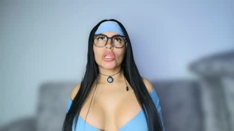 Layla online show from May 3, 2026, 4:07 am