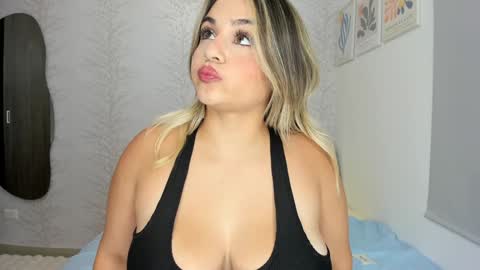 Layla Vanegas online show from December 13, 2024, 1:37 am