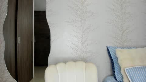 Layla Vanegas online show from February 26, 2025, 11:48 pm