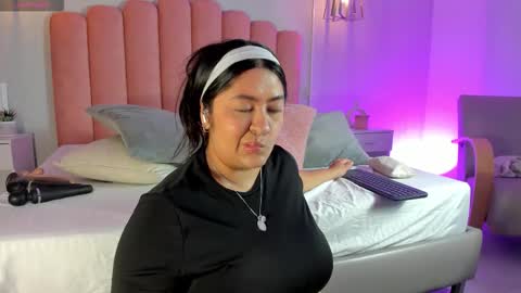 Leah online show from November 24, 2025, 3:34 pm