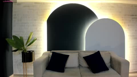 leahnovac online show from October 3, 2025, 11:07 am