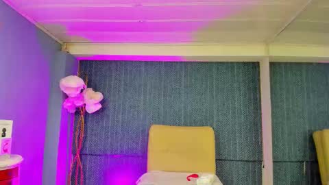 leamoreau__ online show from December 21, 2025, 1:07 pm