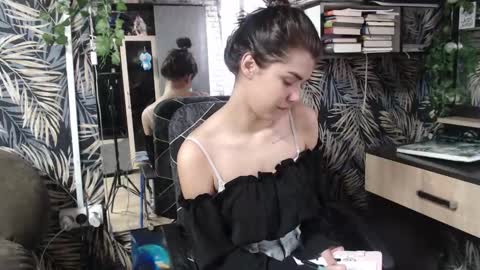 Liya online show from October 15, 2025, 12:49 pm