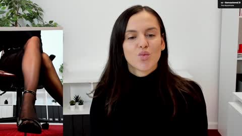 Snapshot of legswattitude chatting on October 2, 2025, 6:42 am Elle online show from October 2, 2025, 6:42 am