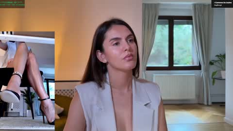 Snapshot of legswattitude chatting on October 6, 2025, 8:01 am Elle online show from October 6, 2025, 8:01 am