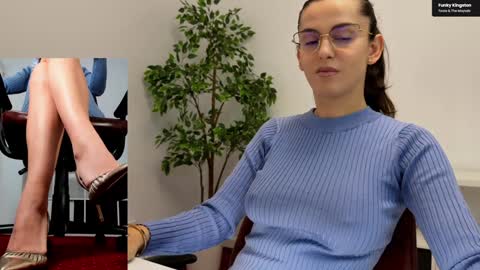 Snapshot of legswattitude chatting on November 4, 2025, 8:46 am Elle online show from November 4, 2025, 8:46 am