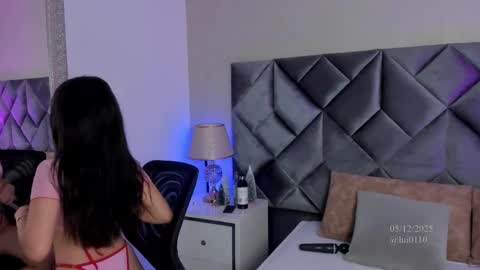 Leizathompson online show from December 5, 2025, 7:32 pm