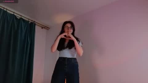 Luna online show from October 3, 2025, 2:14 pm