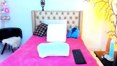 Lena  online show from November 19, 2025, 3:01 pm