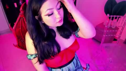 Lenna Kang online show from November 28, 2025, 8:55 pm