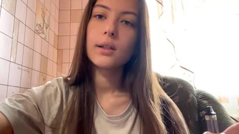 Hellomy name is Natalyits my first day here nice to meet you Give me 50 thumbs ups online show from April 23, 2026, 7:41 am