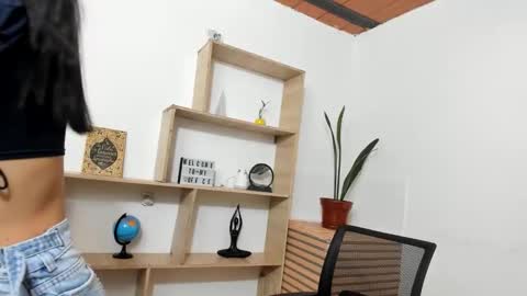 lennox_amy online show from May 18, 2026, 1:17 pm