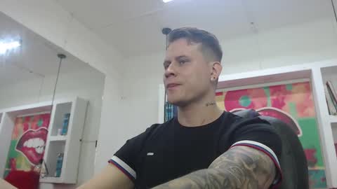 Snapshot of leo_cumming01 chatting on February 17, 2025, 1:10 pm Yesid online show from February 17, 2025, 1:10 pm