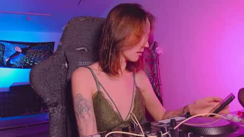 Snapshot of leona_nick chatting on February 8, 2026, 3:15 pm leona online show from February 8, 2026, 3:15 pm