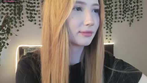Snapshot of leona_vixen chatting on May 13, 2026, 9:17 am Leona online show from May 13, 2026, 9:17 am