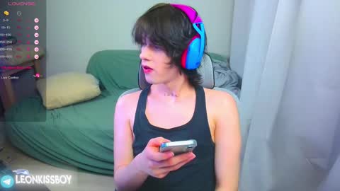 leonkissboy online show from April 4, 2026, 2:47 pm