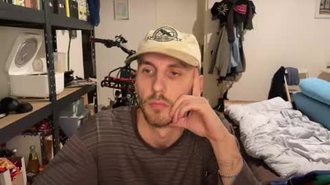 Snapshot of leonvampire chatting on December 15, 2025, 5:50 pm Leon online show from December 15, 2025, 5:50 pm