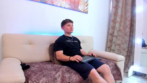 Leo  online show from October 7, 2025, 8:50 pm