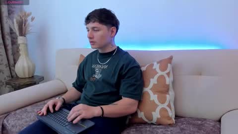 Leo  online show from October 17, 2025, 8:55 pm