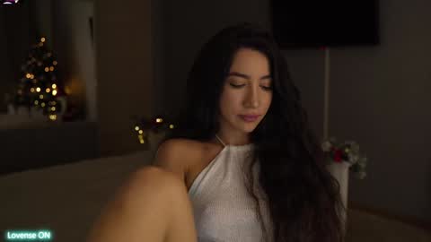 Leora online show from December 10, 2024, 4:17 pm