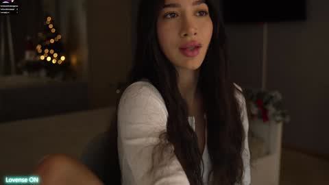 Leora online show from December 17, 2024, 4:21 pm