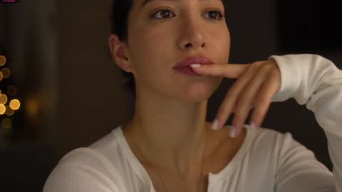 Leora online show from December 24, 2024, 4:40 pm