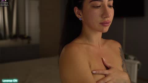 Leora online show from January 5, 2025, 7:17 pm