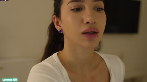 Leora online show from January 28, 2025, 4:52 pm