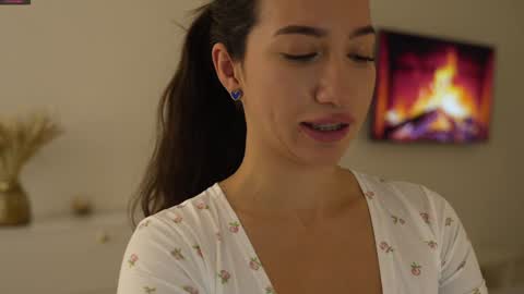 Leora online show from February 1, 2025, 4:22 pm