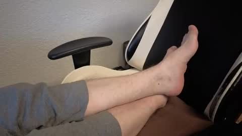 Leroy online show from December 4, 2025, 2:26 pm