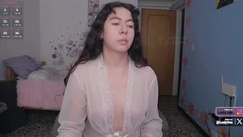 Lesly online show from October 19, 2025, 5:02 pm