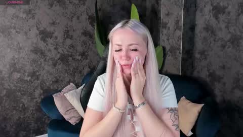 Snapshot of leslie_bell chatting on October 17, 2025, 2:37 am Joyce online show from October 17, 2025, 2:37 am