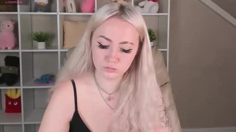 Snapshot of leslie_bell chatting on October 25, 2025, 2:41 am Joyce online show from October 25, 2025, 2:41 am