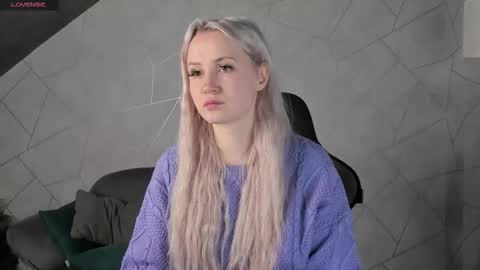 Snapshot of leslie_bell chatting on November 10, 2025, 1:04 am Joyce online show from November 10, 2025, 1:04 am