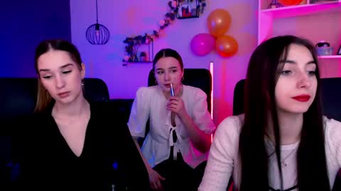 leslie_bird online show from April 3, 2026, 8:12 am