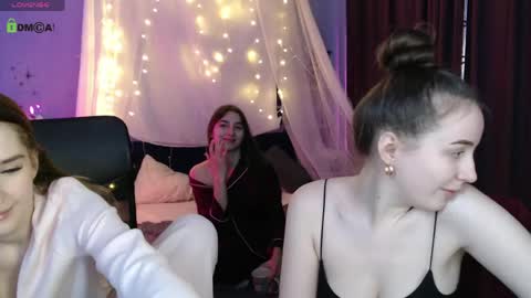 leslie_bird online show from April 14, 2026, 9:04 am