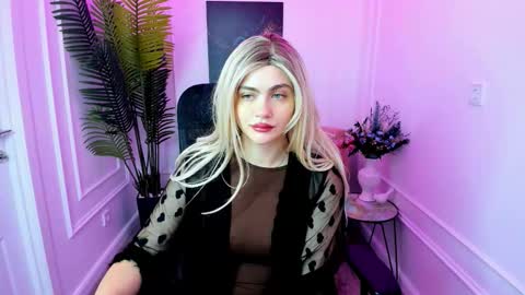 lesliemineg online show from October 8, 2025, 11:19 am