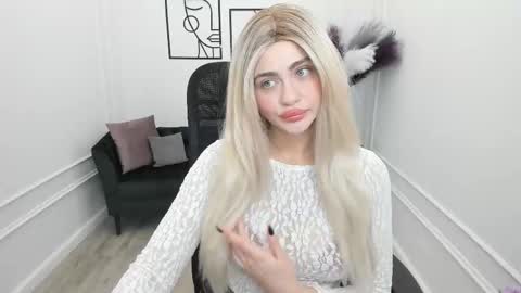 lesliemineg online show from November 12, 2025, 11:43 am