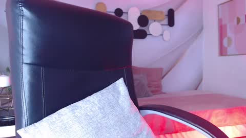 Less  online show from December 3, 2024, 6:28 pm