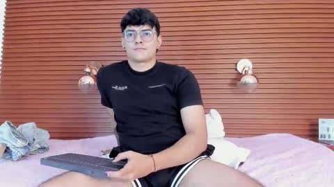 Snapshot of levi_levii chatting on October 7, 2025, 9:12 pm Levi online show from October 7, 2025, 9:12 pm