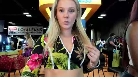 Snapshot of lexi_luv chatting on June 26, 2026, 10:14 pm Lexi online show from June 26, 2026, 10:14 pm