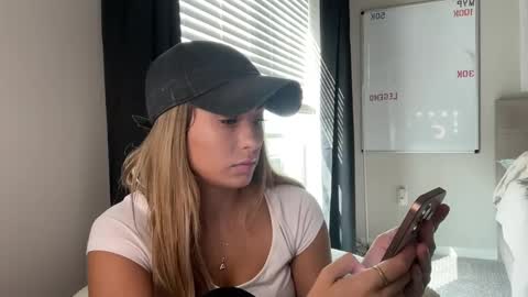 Snapshot of lexiiiii27 chatting on September 8, 2025, 8:19 pm lexiiiii27 online show from September 8, 2025, 8:19 pm