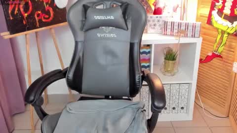 lexxxyone online show from December 5, 2024, 7:49 pm