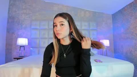 LEZY online show from November 24, 2025, 7:35 pm