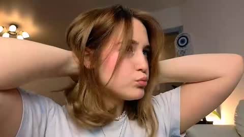 Snapshot of li_ni_ chatting on February 12, 2025, 7:55 am li_ni_ online show from February 12, 2025, 7:55 am