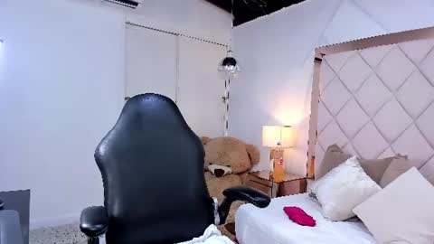 Lia  online show from July 12, 2026, 7:27 pm