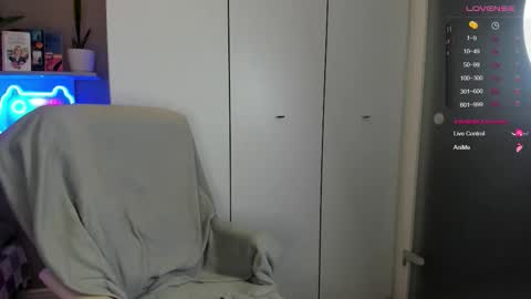 Lia online show from November 14, 2025, 7:40 am