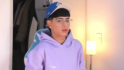 Liam online show from October 19, 2025, 3:56 pm