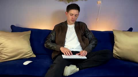 Snapshot of liam_enzho chatting on January 4, 2025, 11:27 pm Liam online show from January 4, 2025, 11:27 pm